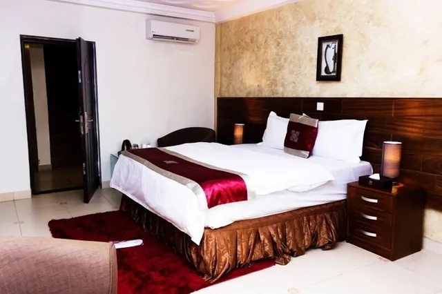 غرفة قياسية بسرير مزدوج، Airport West Hotel 1/10