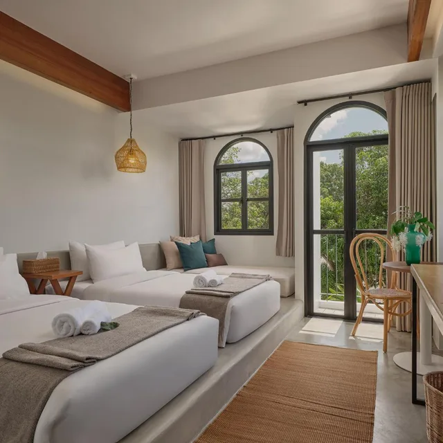 غرفة بسريرين منفصلين بشرفة، The Motifs Eco Hotel 1/4