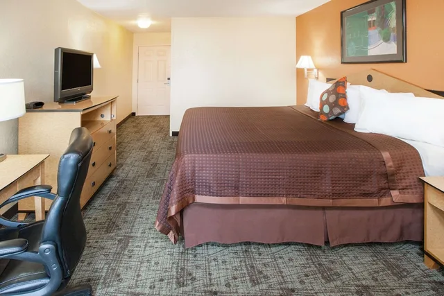 غرفة قياسية بسرير كينج للمدخنين، Days Inn By Wyndham Alma 3/4