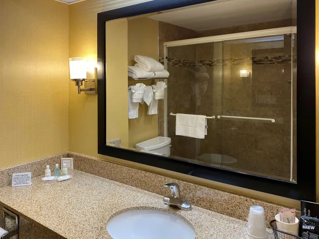 غرفة بسرير مزدوج، Clarion Hotel & Conference Center Toms River 3/5