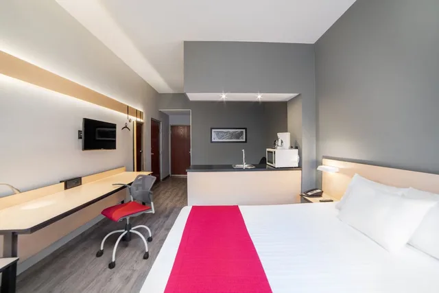 Suite, Queen Bed, Sofa, City Express by Marriott Puebla Centro 3/4
