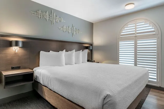 جناح تنفيذي بسرير كينج مع أريكة، Best Western Plus Hilltop Inn 4/5