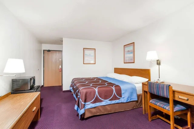غرفة قياسية بسرير كينج، Super 8 by Wyndham Sidney NY 4/4