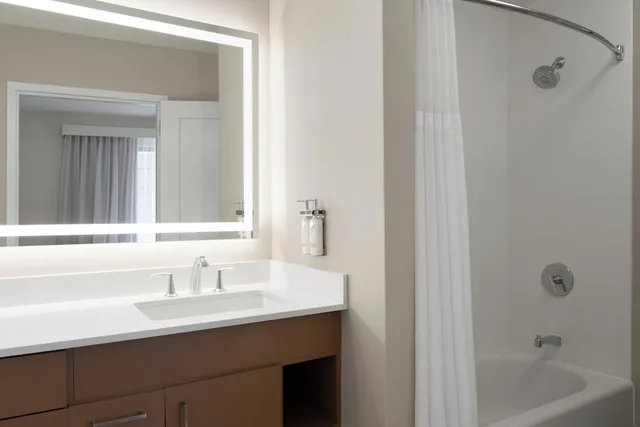 غرفة بسرير كينج بمطبخ لذوي الإعاقة، Staybridge Suites Burlington - Boston 7/10