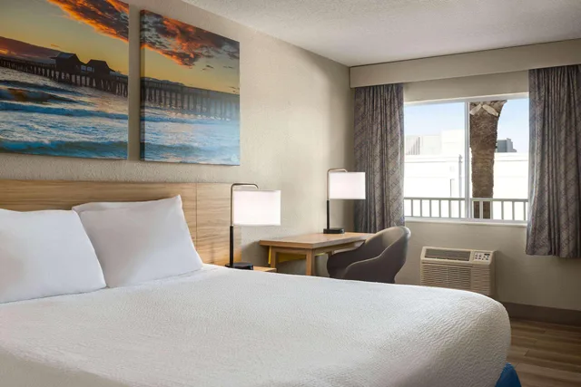 غرفة بسرير كينج، Days Inn By Wyndham Cocoa Beach Port Canaveral 3/3