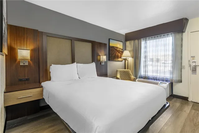 غرفة بسرير كوين بحوض استحمام لذوي الإعاقة، Best Western Salisbury Plaza 2/4