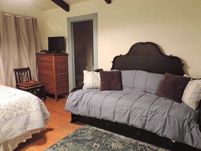 Woods, Penthouse, King Bed، Battlefield Bed &amp; Breakfast Inn 5/10