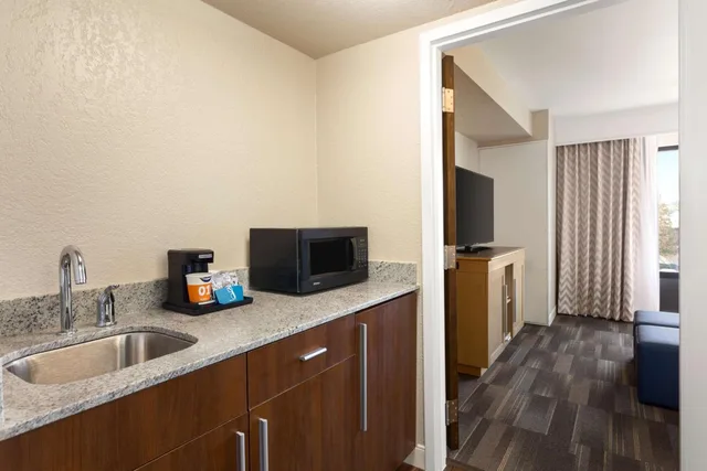 جناح بسرير كينج بغرفة نوم واحدة مع أريكة، Hampton Inn Fort Smith 5/5