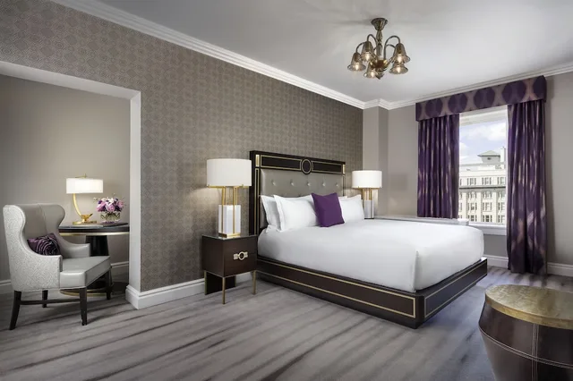 1 Bedroom, Fairmont Gold, Suite, King Bed, City View، Fairmont Empress Hotel 2/7