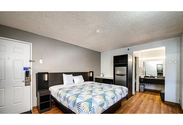 Suite, King Bed, Smoking, Motel6 Wethersfield, CT - Hartford 2/5