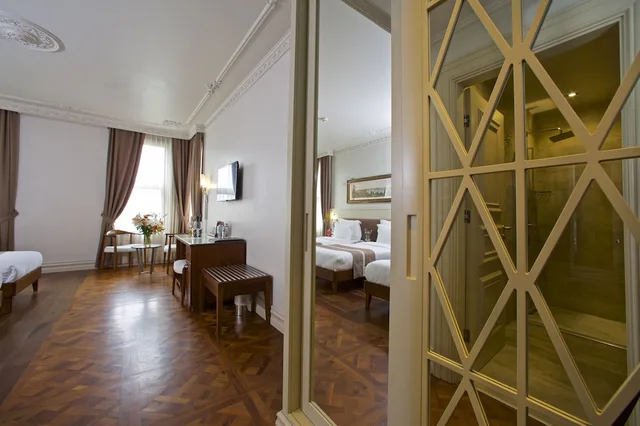 غرفة كومفورت ثلاثية بسرير كوين وسرير فردي، TAXIM LOUNGE HOTEL 9/10