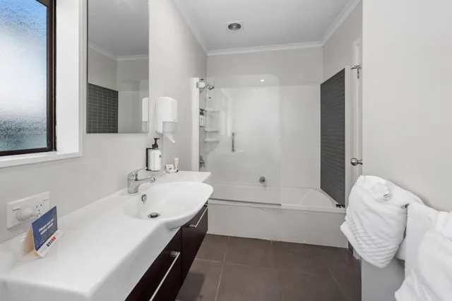 غرفة بغرفتي نوم بجاكوزي، Quality Inn Acapulco Taupo 7/9