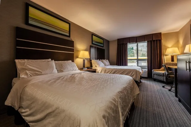 غرفة قياسية بسرير كينج وسريرين كوين، HOLIDAY INN EXPRESS GOLDEN KICKING HORSE 1/6