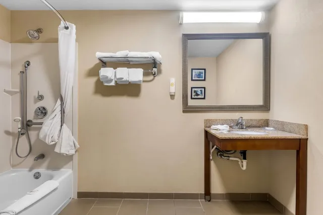 غرفة بسرير كينج لذوي الإعاقة، Comfort Inn and Suites Sikeston I-55 9/9