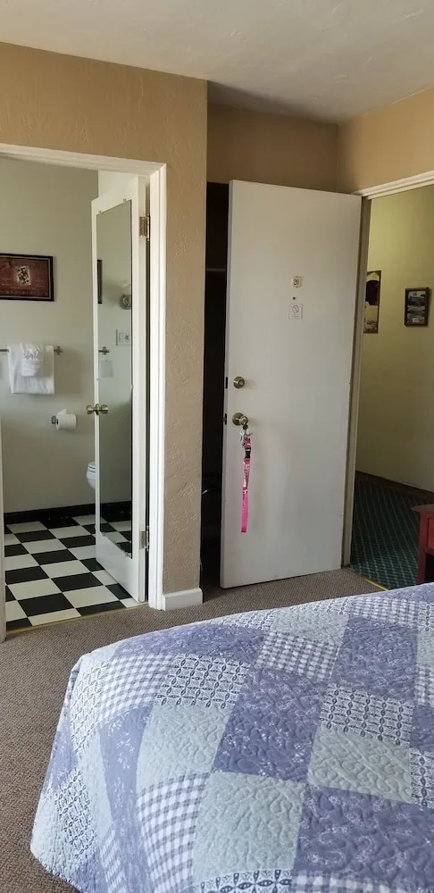 Standard, Single, Queen Bed, Lighthouse Inn 6/7