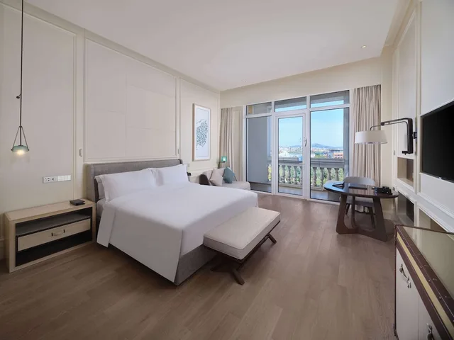 غرفة ديلوكس بسرير كينج بإطلالة على البحر، Hilton Dalian Golden Pebble Beach Resort 3/6
