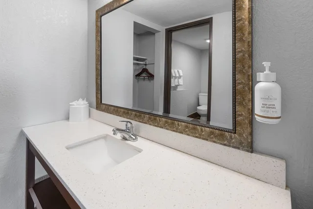 جناح بسرير كينج، Baymont By Wyndham Downtown Detroit 4/8