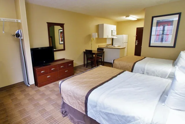 2 Full Beds Non-Smoking, Kitchen، Studio 6 Suites Seattle Kent WA 3/7