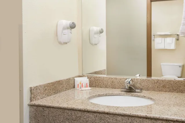 غرفة بسريرين مزدوجين، Days Inn by Wyndham Colby 4/5