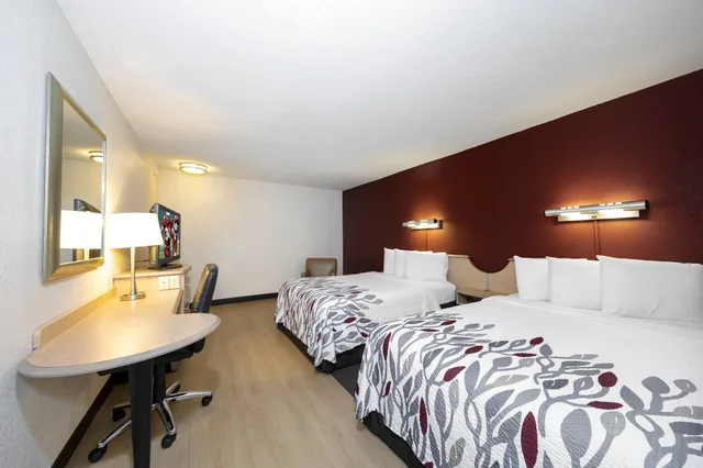 جناح بسريرين مزدوجين مع أريكة، Red Roof Inn Myrtle Beach Hotel - Market Commons 1/5