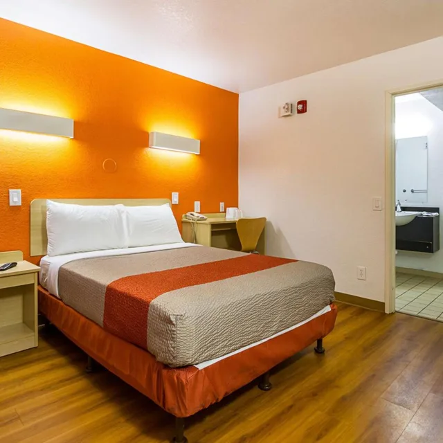 1 Full Bed ADA/Tub, Motel6 Mesa, AZ - North 5/10