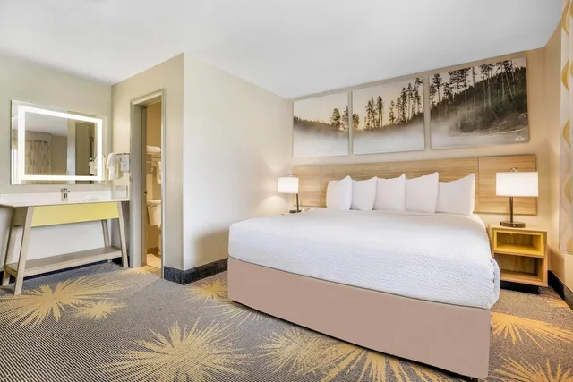 Room, King Bed, Smoking, Days Inn by Wyndham Cortez 6/9