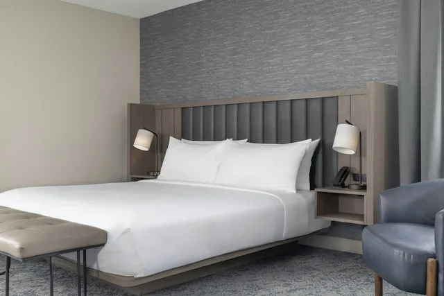 جناح جونيور بسرير كينج مع أريكة، Sheraton Framingham Hotel Conference Center 3/6