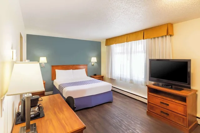 جناح بسرير كوين بإطلالة على الفناء مع أريكة، Econo Lodge Inn & Suites Calgary - University 2/4