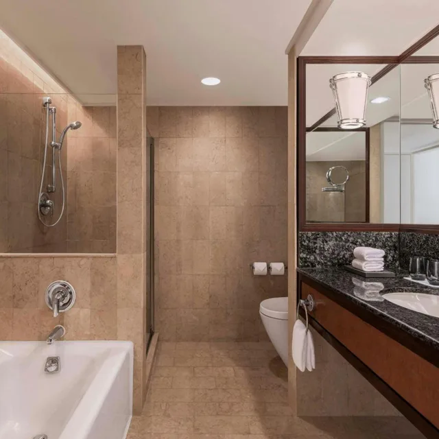 غرفة بريميير بسرير كينج بإطلالة على المرفأ، Jw Marriott Hong Kong Hotel 3/3
