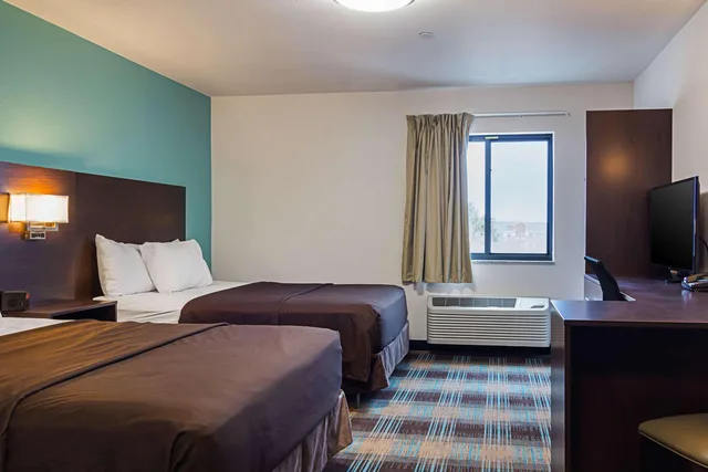 Upgrade, Efficiency, 2 Queen Beds, Suburban Studios Monaca - Pittsburgh 2/3