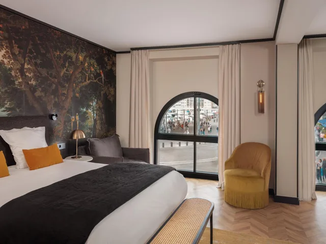 غرفة ديلوكس ثلاثية بسرير مزدوج بإطلالة على المرفأ مع أريكة، Maisons du Monde Hotel & Suites - Marseille Vieux Port 1/2