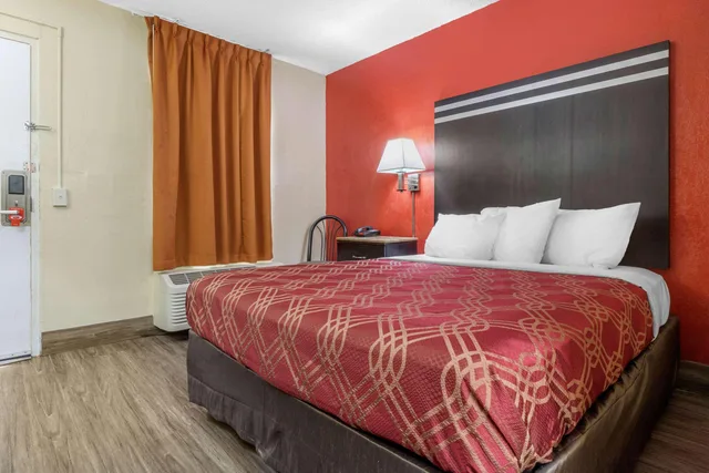 غرفة بسرير مزدوج للمدخنين، Econo Lodge Columbia Fort Jackson 1/3