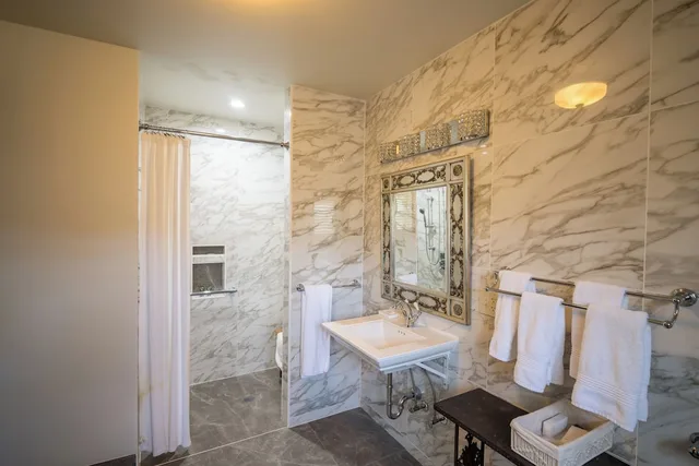غرفة بسرير كينج، Frederick Stearns House Historic Inn 7/8