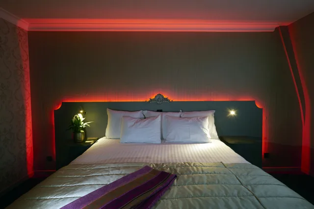 Comfort, Twin Beds, Chateau de Namur 4/10