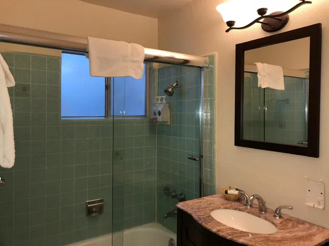 جناح بسريرين كوين مع أريكة بمطبخ، Cedar Inn & Suites 1/2