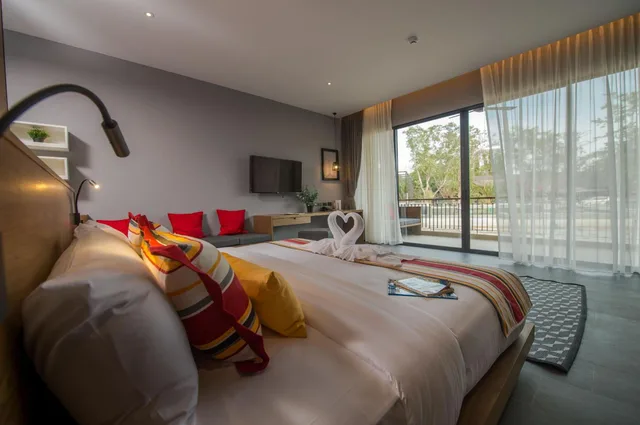Grand, Deluxe, King Bed, The Gallery Hotel Naiharn 2/10