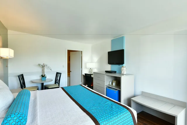 غرفة بسرير كينج بحوض جاكوزي، The Freeport Inn and Marina 3/5