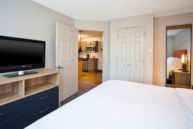 جناح بسرير كينج بغرفة نوم واحدة بحوض استحمام لذوي الإعاقة، Candlewood Suites Kenosha 2/5