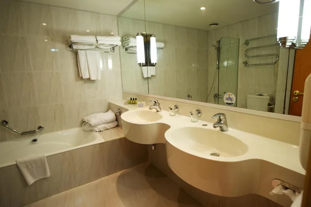 جناح جونيور، Adams Beach Hotel and SPA 4/4