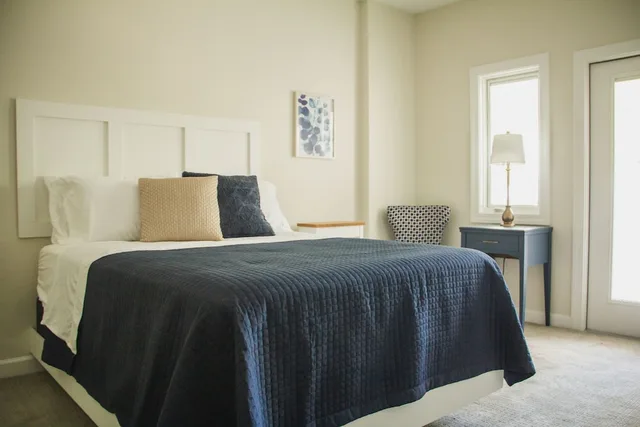 غرفة بريميوم بسرير كوين بشرفة، The Respite Bed and Breakfast 1/3