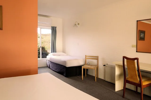 غرفة كلاسيكية بسرير كوين وسرير فردي، HEPBURN SPRINGS MOTOR INN 3/5
