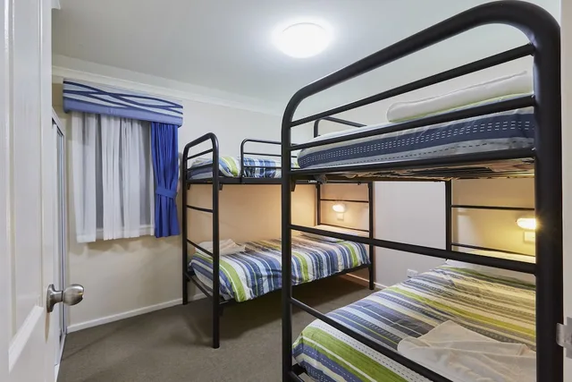 2 Bedrooms, Spa, Deluxe, Villa, 1 Queen and 4 Bunk Beds، Big4 Beachlands Holiday Park 2/3