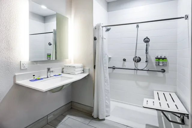 غرفة قياسية بسريرين كوين لذوي الإعاقة، Holiday Inn Express Suites Port Lavaca 2/2