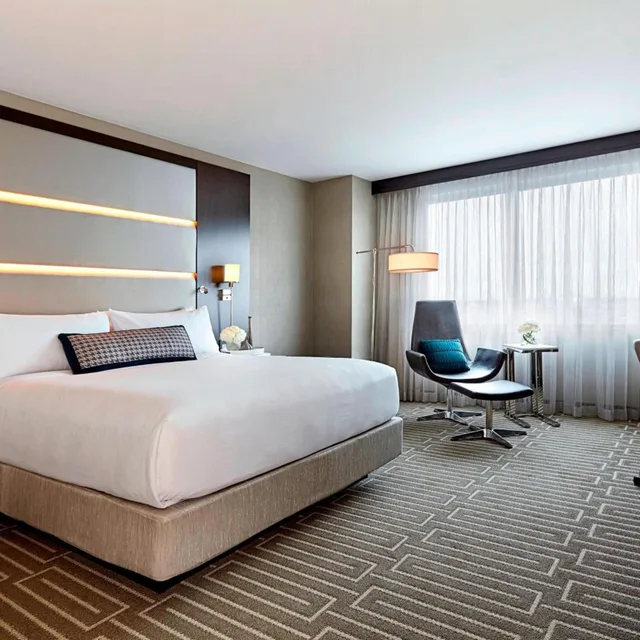 غرفة بسرير كينج بحوض استحمام لذوي الإعاقة، JW Marriott Minneapolis Mall of America 2/8