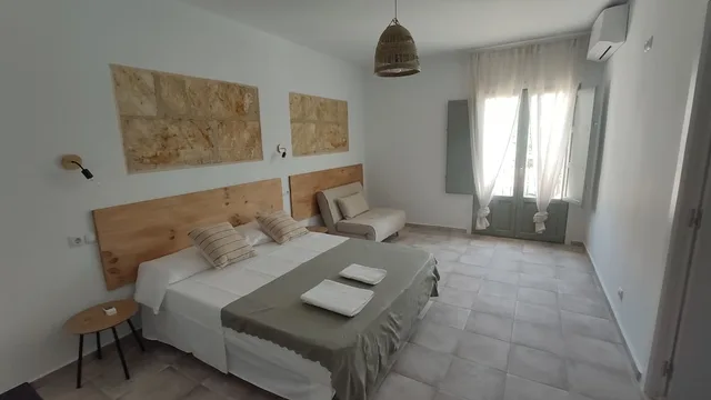 غرفة سوبيريور بفراش فوتون وسرير مزدوج وسرير فردي، Hostal Alma 1/2