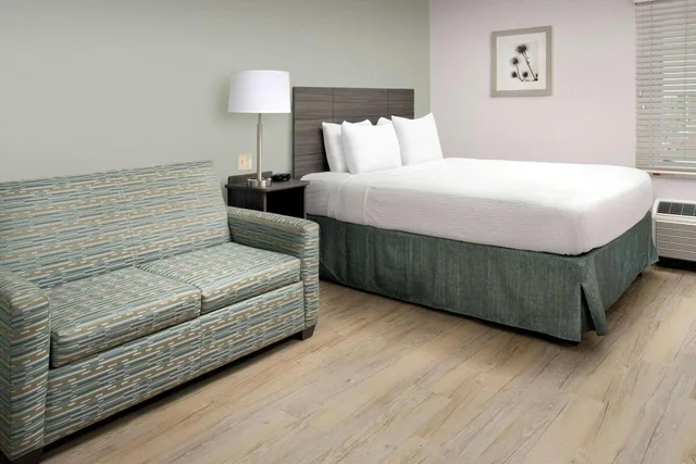 غرفة بسرير كوين مع أريكة، WoodSpring Suites Broken Arrow 3/6