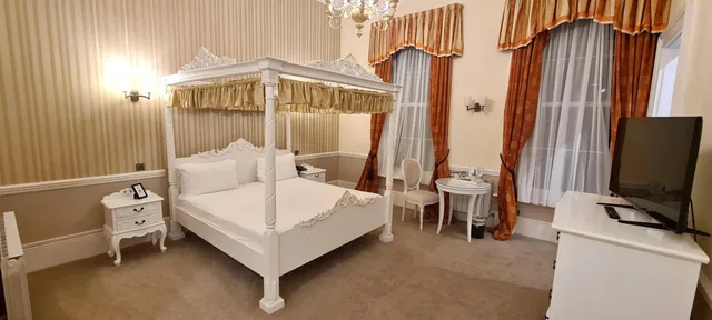 Manor, Four Poster, House, Manor of Groves 1/3