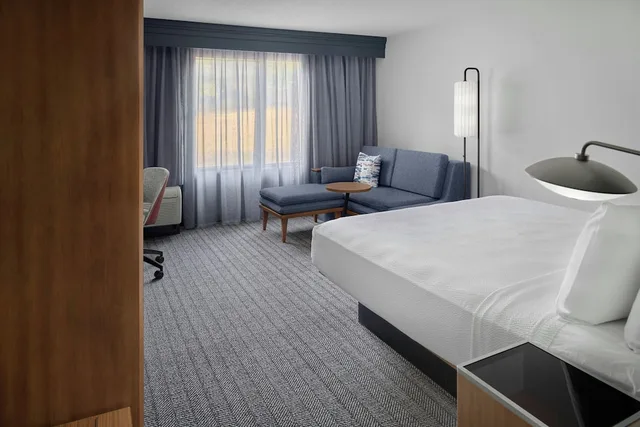 غرفة بسرير كينج مع أريكة، Courtyard by Marriott Kansas City Shawnee 7/10
