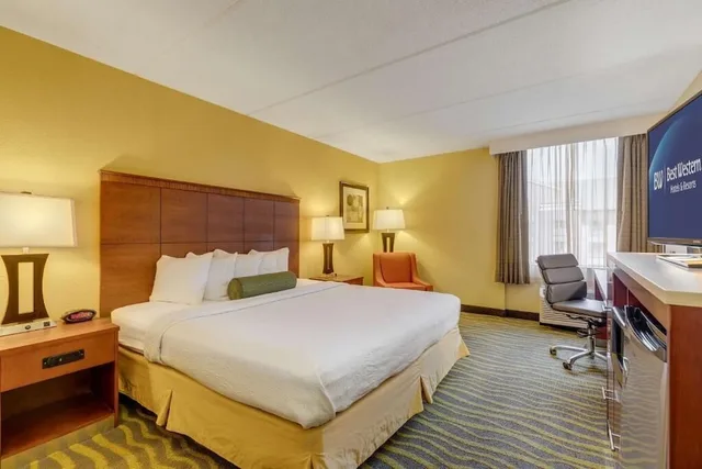 غرفة قياسية بسرير كينج بحوض استحمام لذوي الإعاقة، SureStay by Best Western Charlotte Matthews 4/8