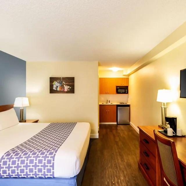 غرفة بسرير كينج مع أريكة، Econo Lodge Inn & Suites Calgary - University 3/10